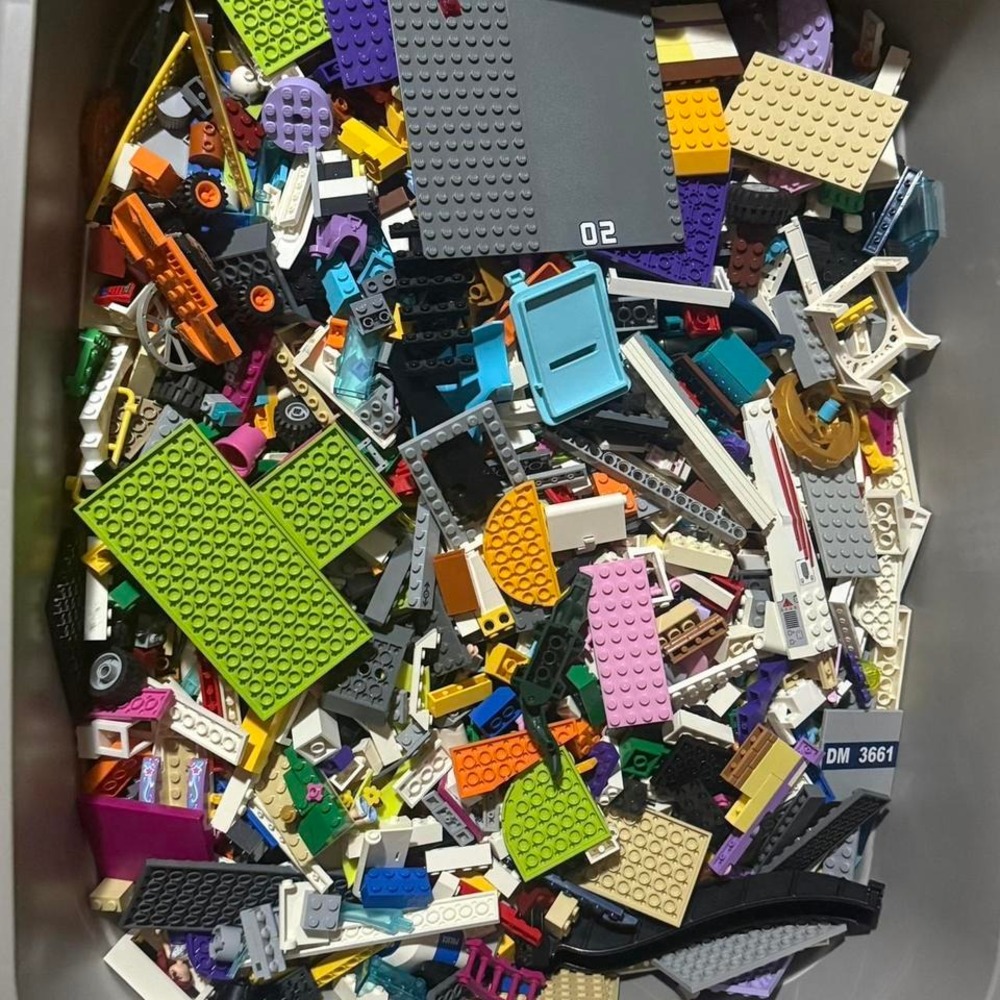 Vibrant LEGO Assortment - Picture 4 of 5